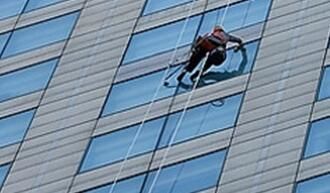 高空保潔的時候，如何刮去多余的水痕呢？